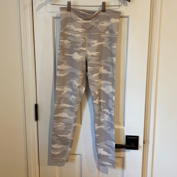 Athleta Pants - White / Grey Camo Athleta Elation 7/8 Tight Size XS
